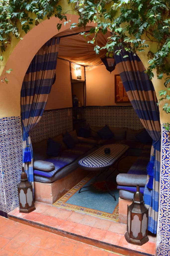 moroccan architecture design maroc houses home maison d'hote guesthouse sahara marokanski dom riad dar caliph's house rooftop cafe patio loggia vouge ikea swedish 