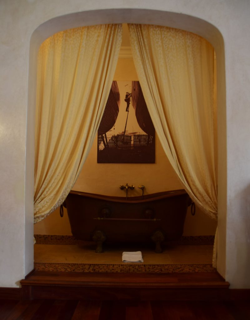 Villa de l'O in Essaouira luxury luxurous hotel bathtub